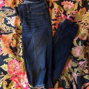 Low rise skinny jegging. Size 1 Long.